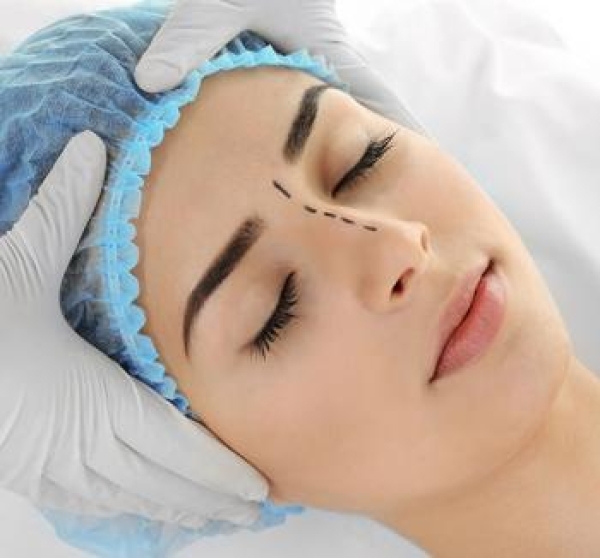 العملية التجميلية للأنف الصغيرة